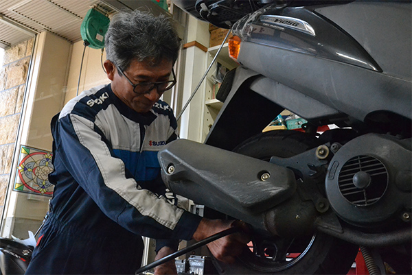 修理する一井店長