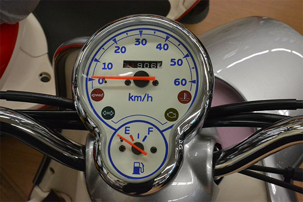 修理する一井さん